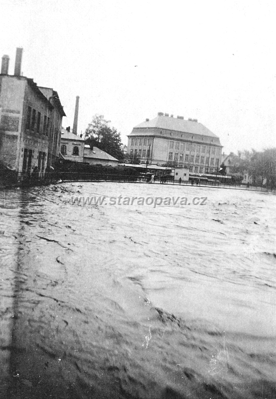 1940 (3).jpg - Povodně 1940 - Pohled z lávky u Bludičky směrem k ZŠ Ochranova.